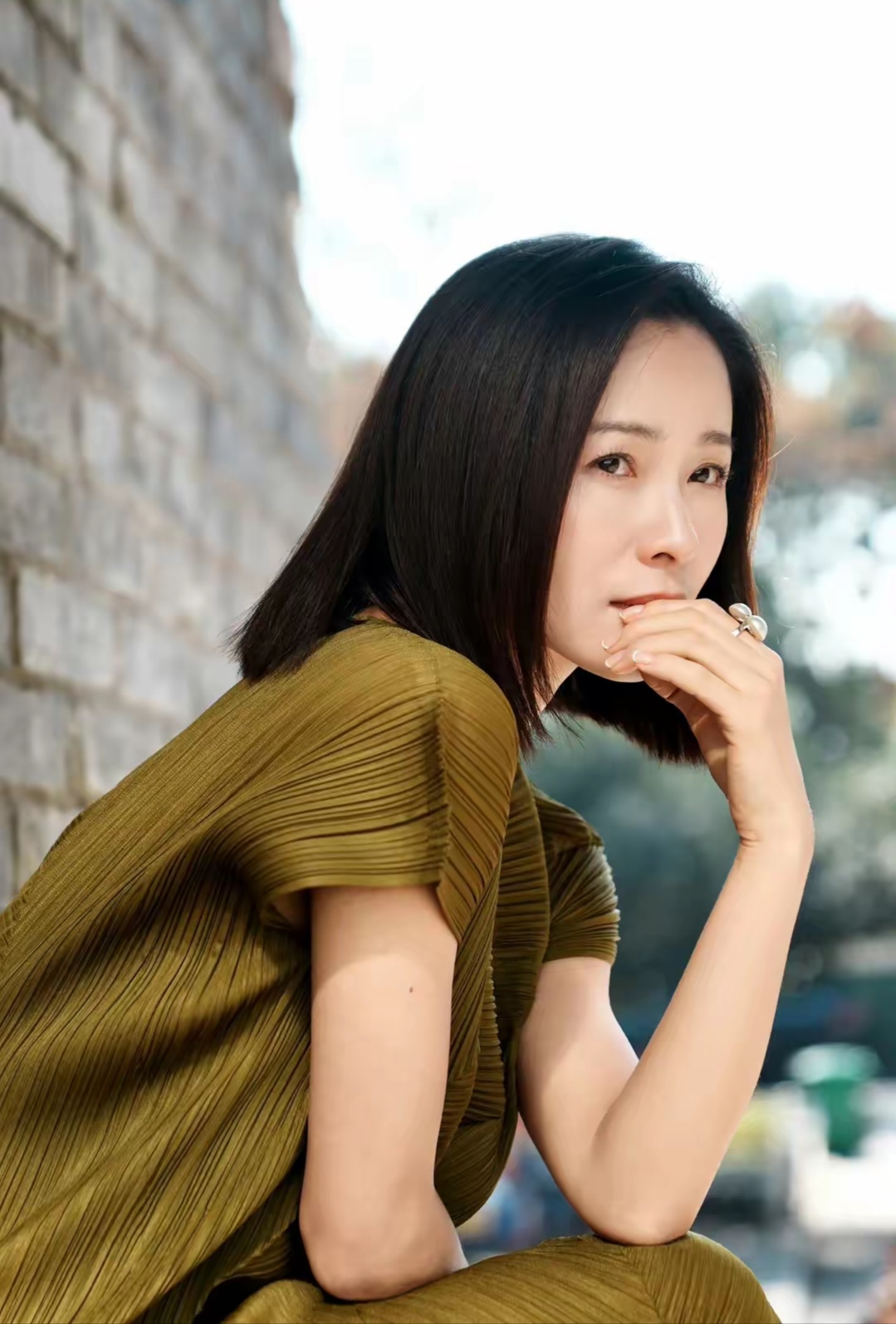 夏日闪光旅行家#  江一燕依然那么清新秀丽,梳着直短发,身着黄绿傻哪