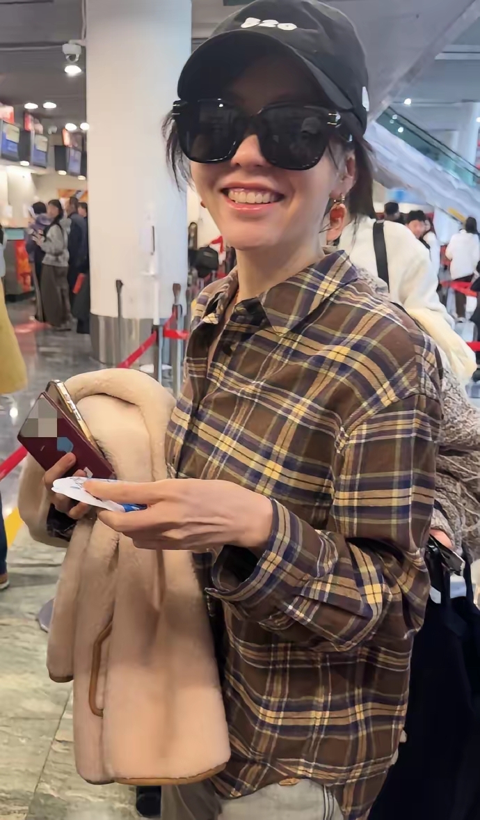 张靓颖最新机场造型,穿格纹衬衫搭配牛仔裤,佩戴墨镜很有范!