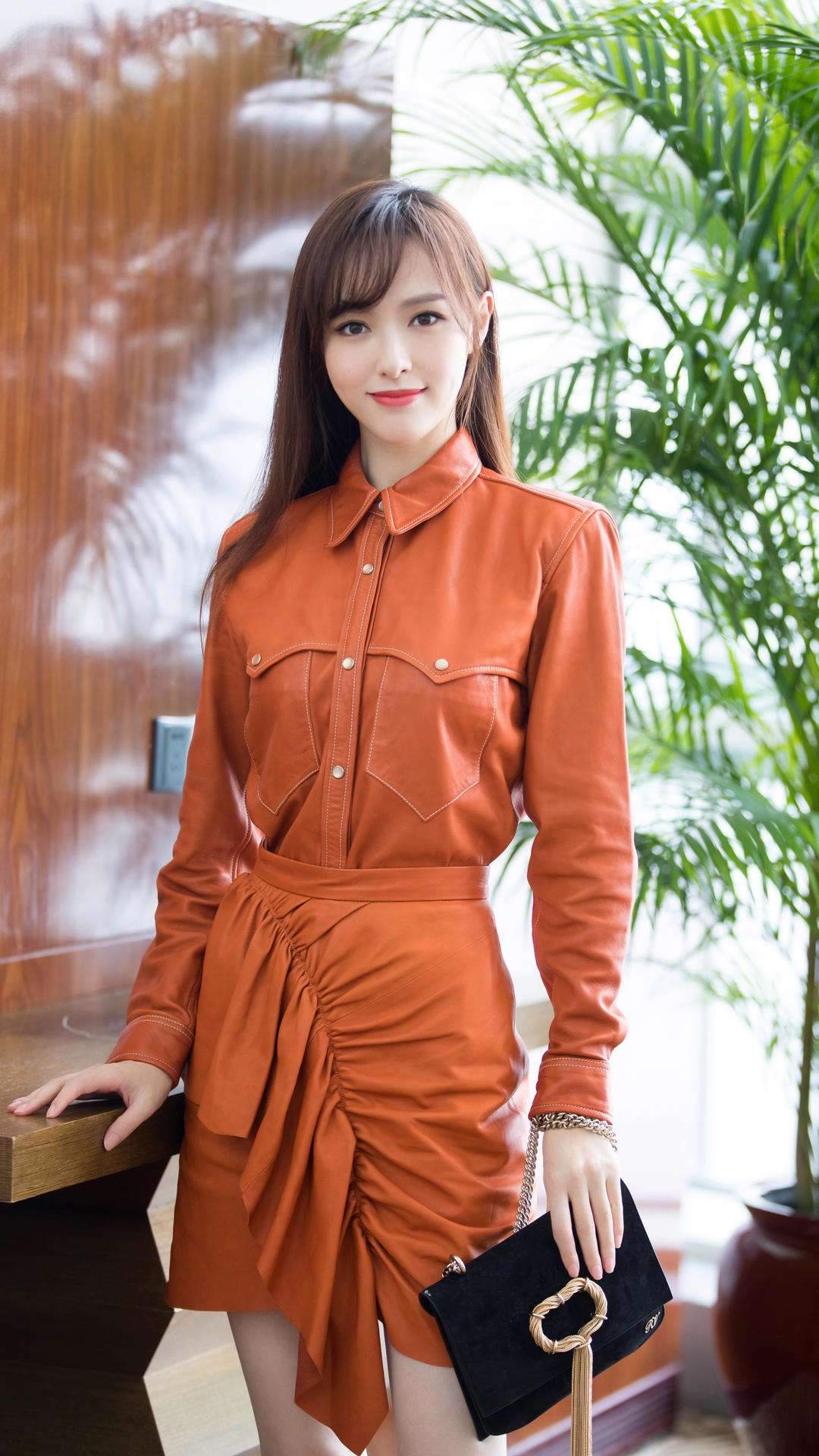 唐嫣的时髦感真是令人刮目相看,身着橘色衬衫,梳韩式空气刘海,肤白貌