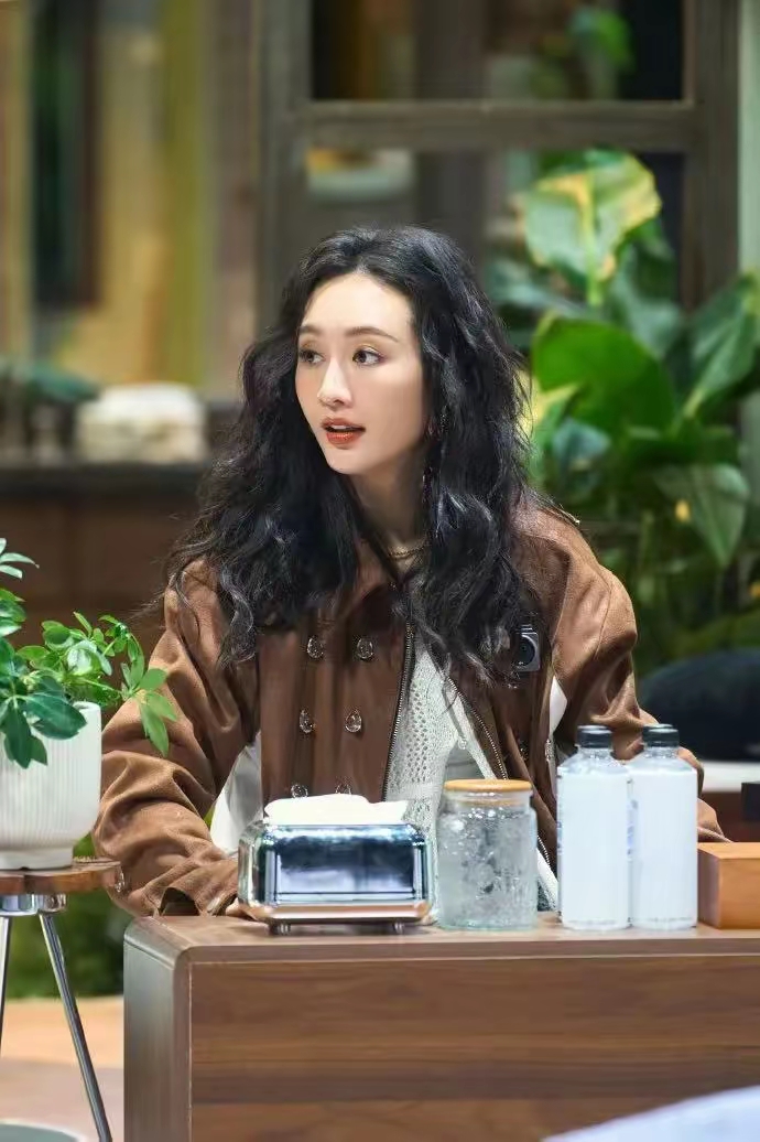 王鸥穿衣真时髦,棕色夹克 白色钩针编织长裙,混搭蓝色牛仔裤,梳披肩