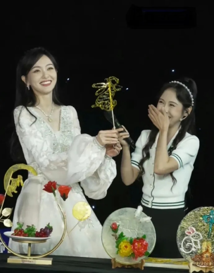 40岁唐嫣花期好长了,眼神清澈干净,一袭白裙还能穿出清新脱俗感,真