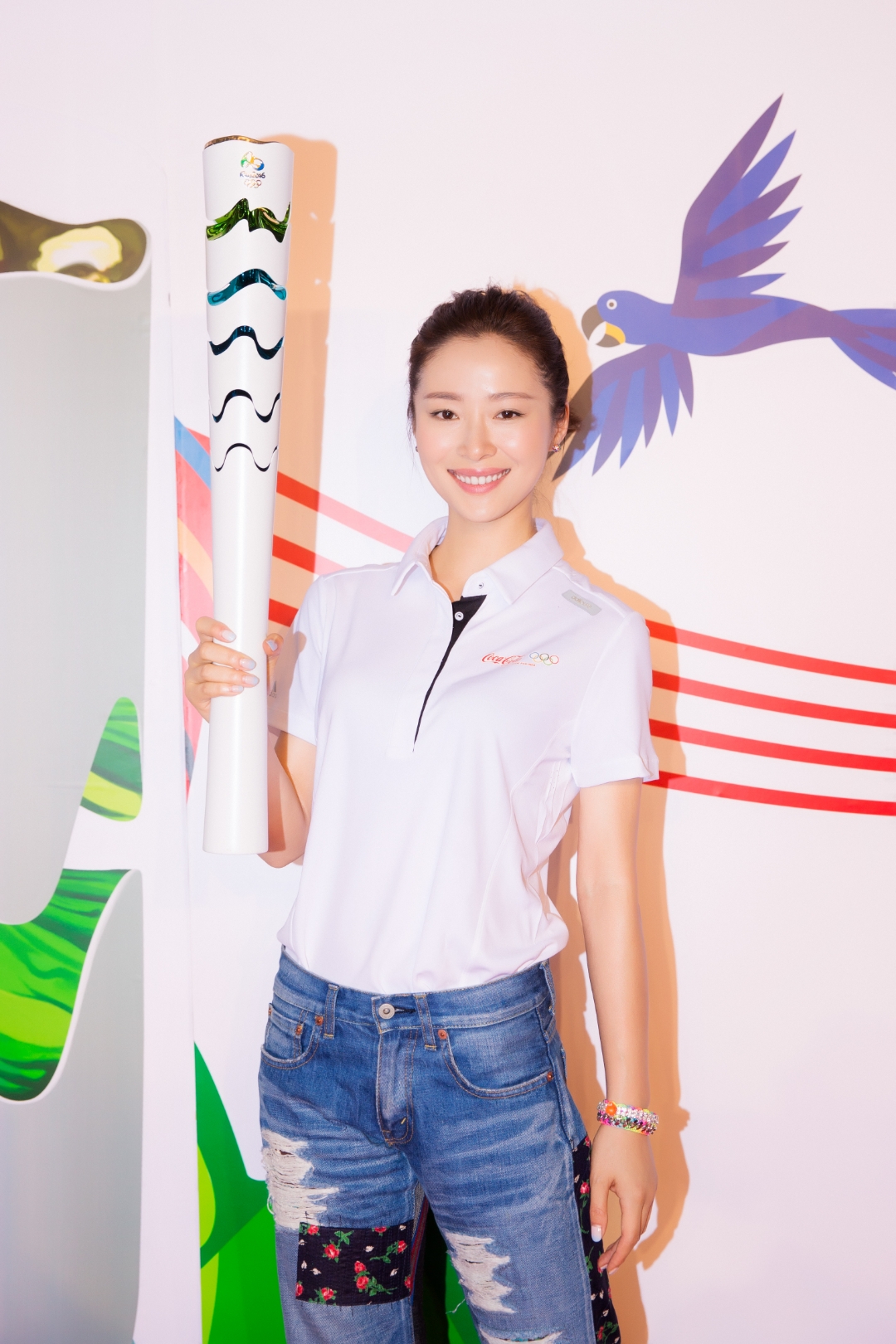 40岁的江一燕身姿轻盈,穿白色露脐装 复古蓝牛仔裤,清新脱俗好似小