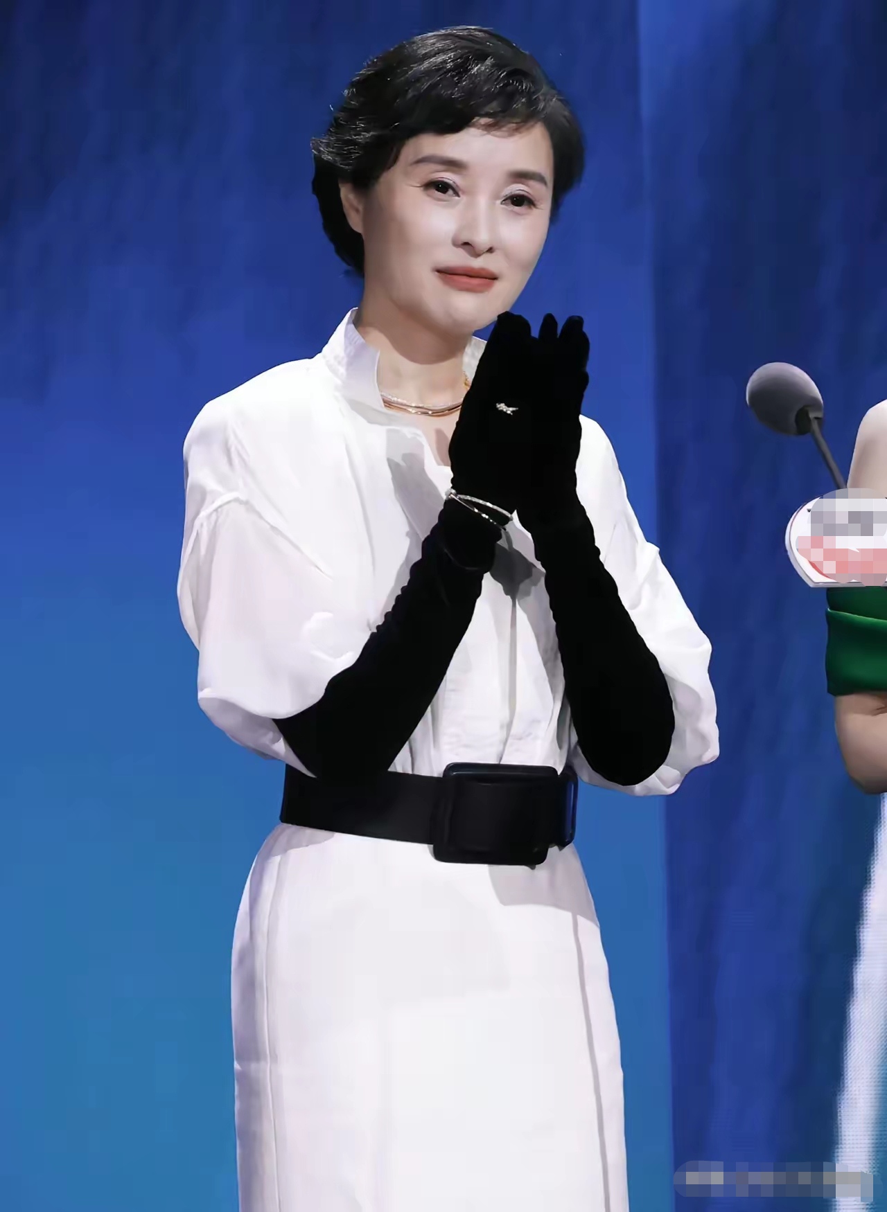 点燃夏日文旅# 女星中也好像只有吴越和袁泉打扮得体大方.