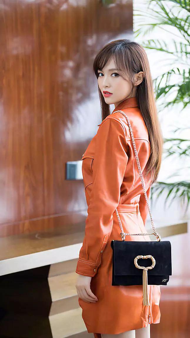 唐嫣的时髦感真是令人刮目相看,身着橘色衬衫,梳韩式空气刘海,肤白貌