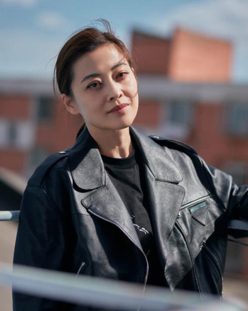 辛芷蕾和梅婷两个人太像了,小编总是傻傻分不清,尤其是两个人穿机车