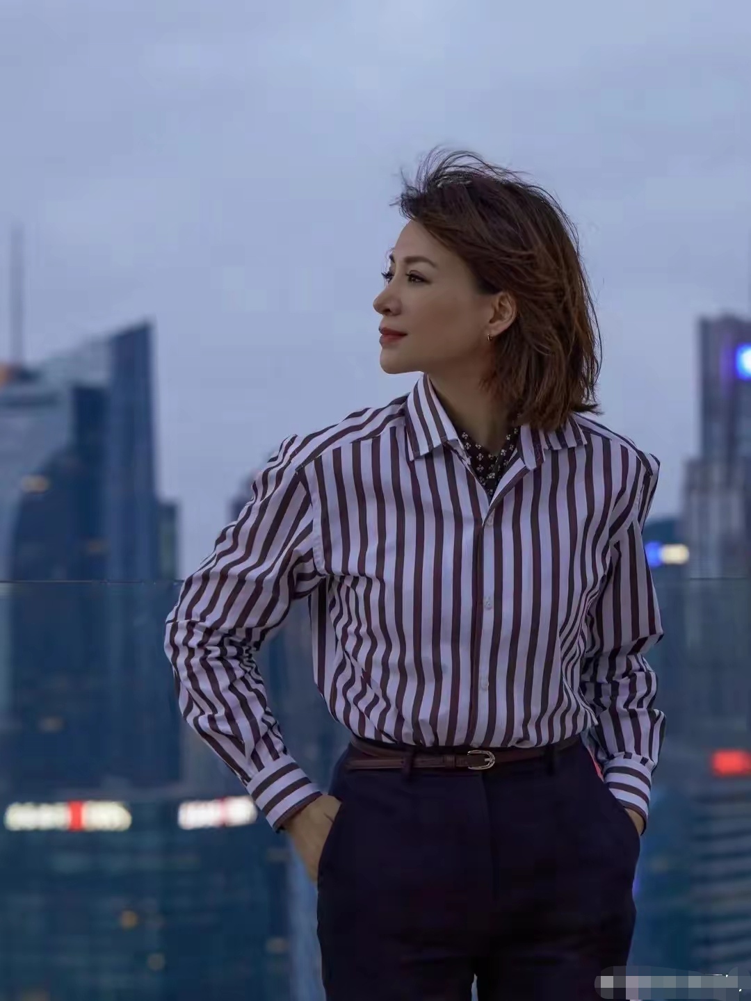 董卿老钱风造型,条纹衬衫搭配黑色西装裤,颈部佩戴咖色印花丝巾,看