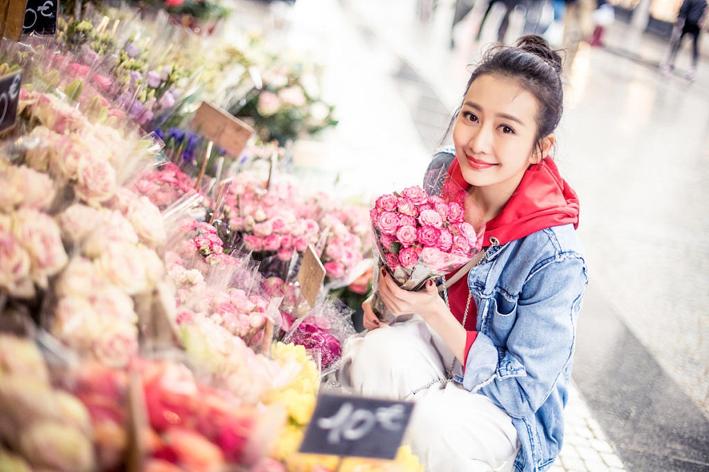 王鸥的蓝色牛仔夹克叠穿红色连帽卫衣造型,真是美到我了.