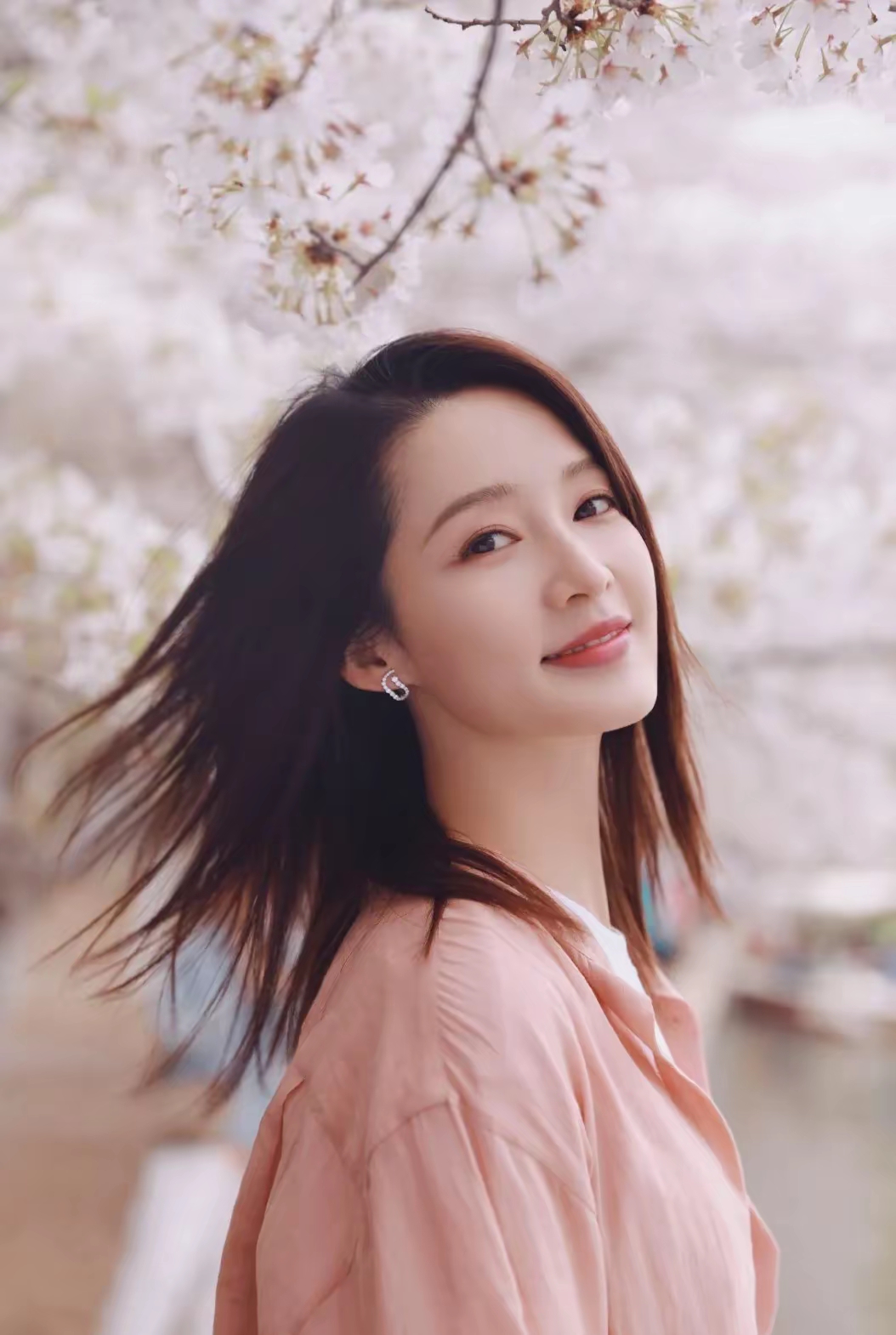 李沁穿粉色衬衫,在樱花树下拍美照,美得清新养眼