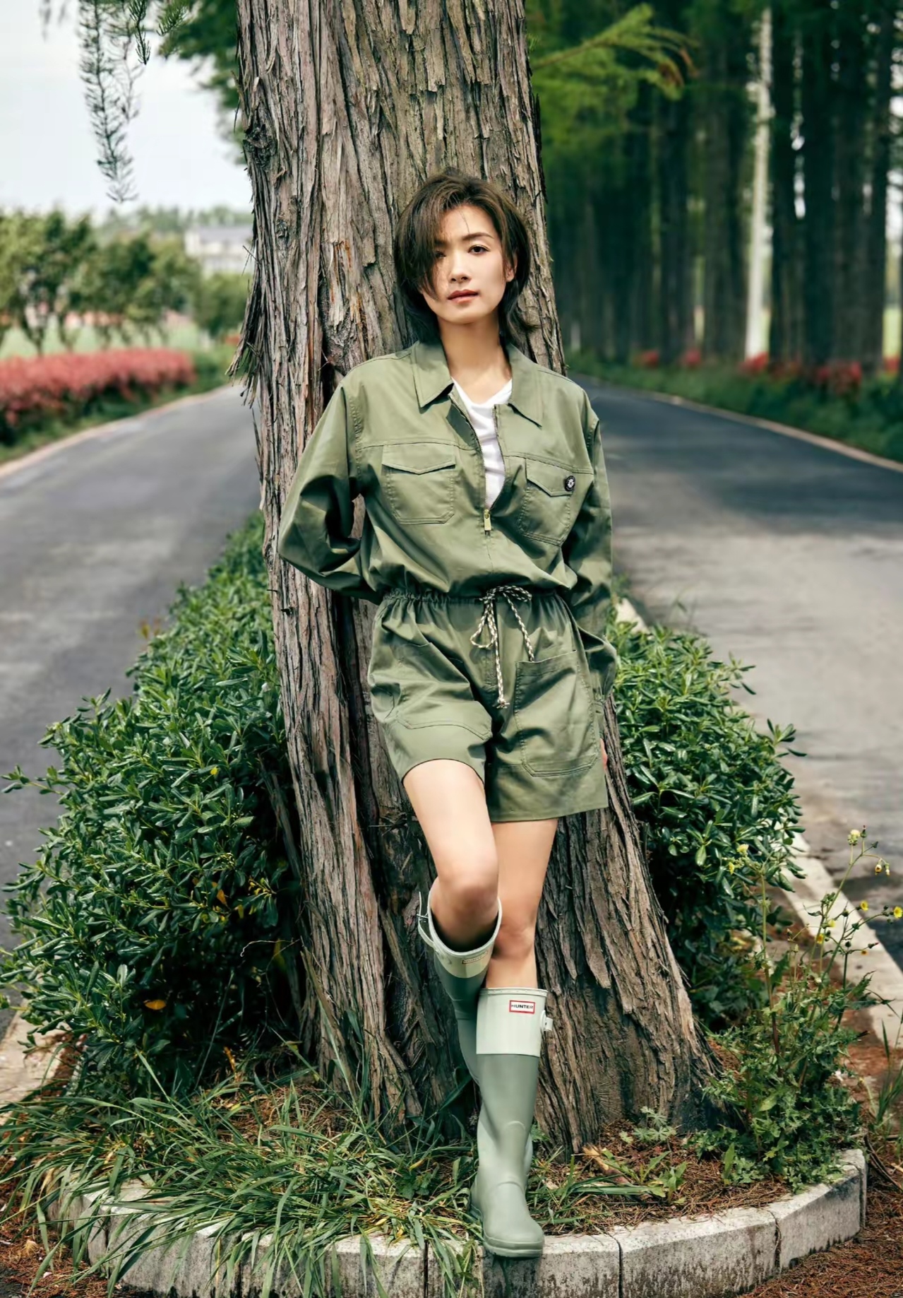 万茜穿军绿色连体裤率性时髦,搭配绿色高筒胶鞋