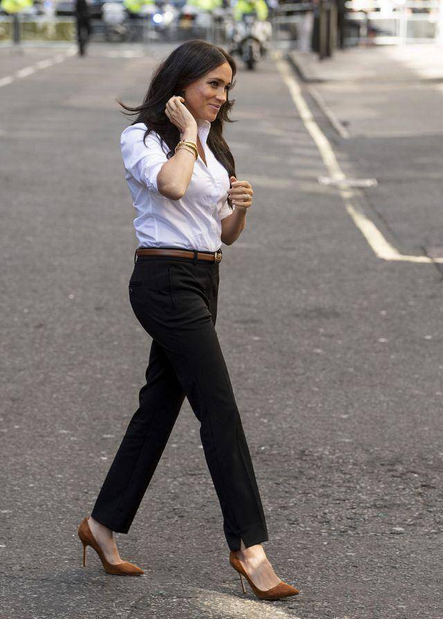 种草春日好物# 梅根穿简单白衬衫,轻松玩转简约高级之美