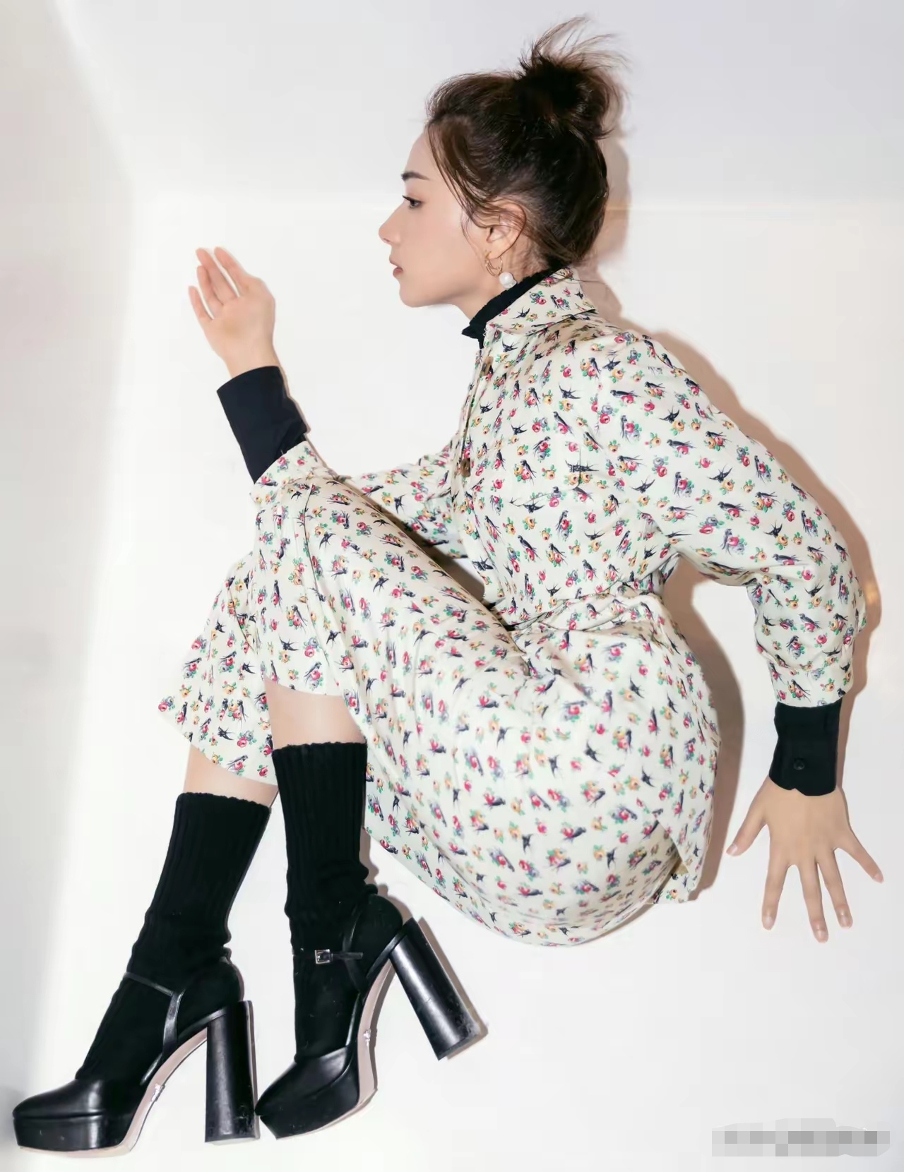 万茜一改往日率性时髦打扮,走起小清新路线,扎丸子头