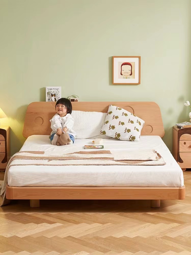 画中的人物戴着帽子,坐在浅绿色的房间里,仿佛时间在这一刻静止了