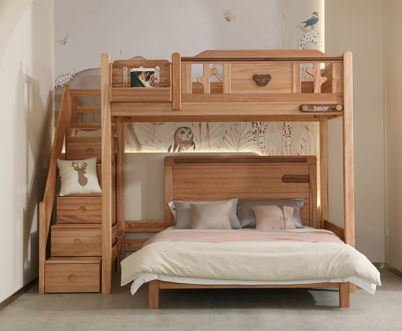 画中的人物戴着帽子,坐在浅绿色的房间里,仿佛时间在这一刻静止了