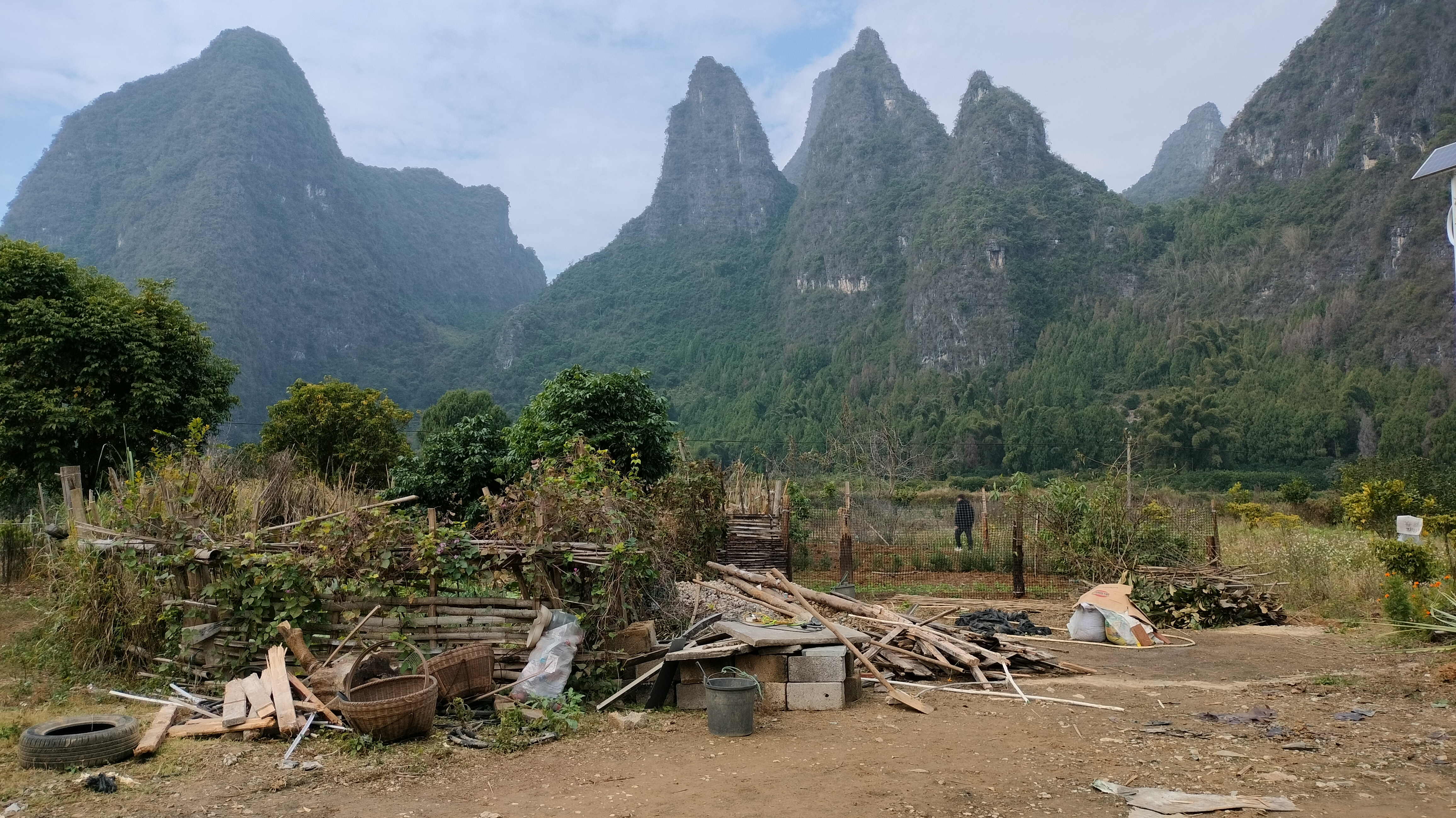 房屋,场地出租 位于兴坪古镇20元人民币背景风景区,总面积1000平方