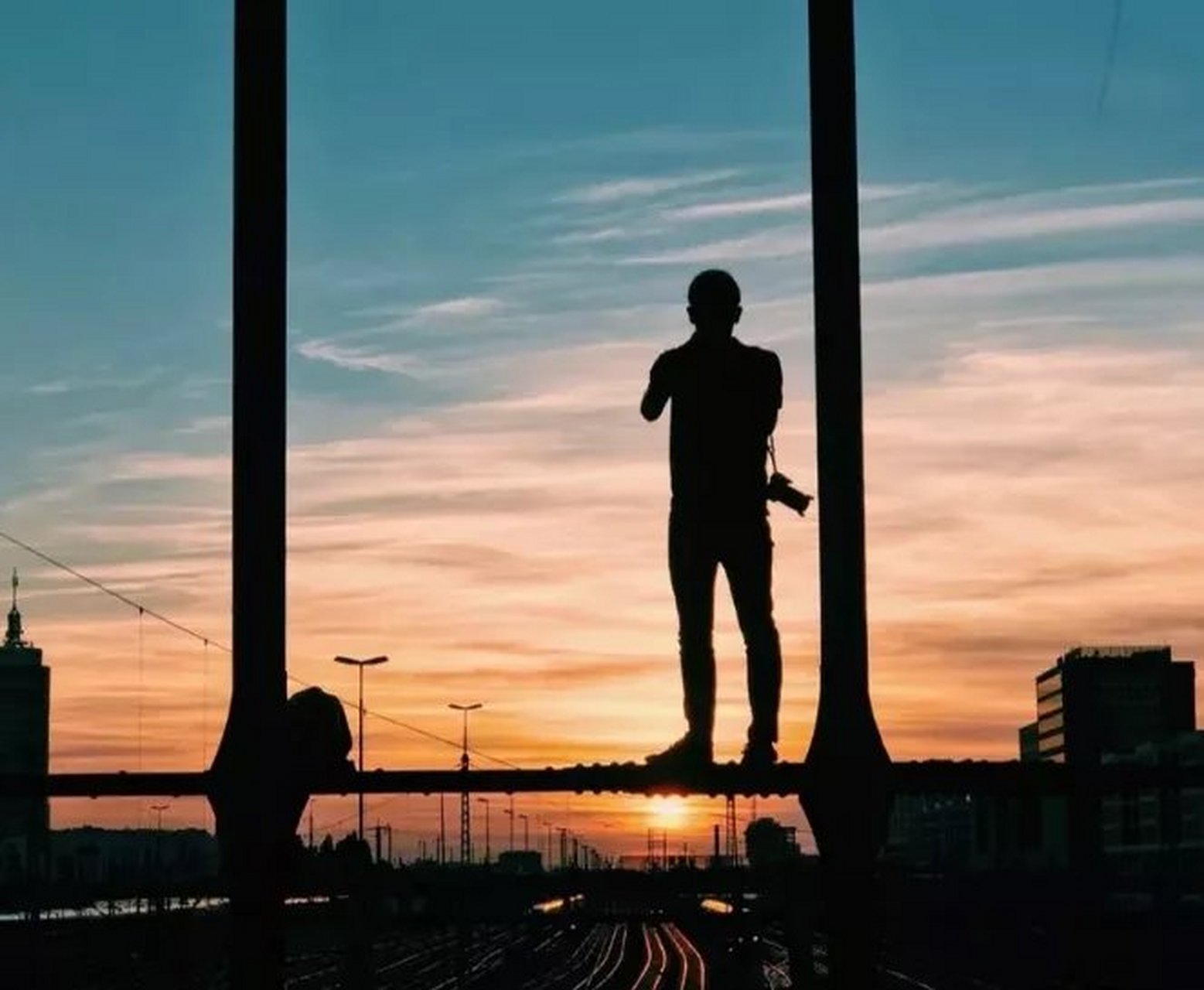 《绝情谷底》  听过花开的爆裂声,  听过远处马的嘶鸣,  用鼓点将沉睡