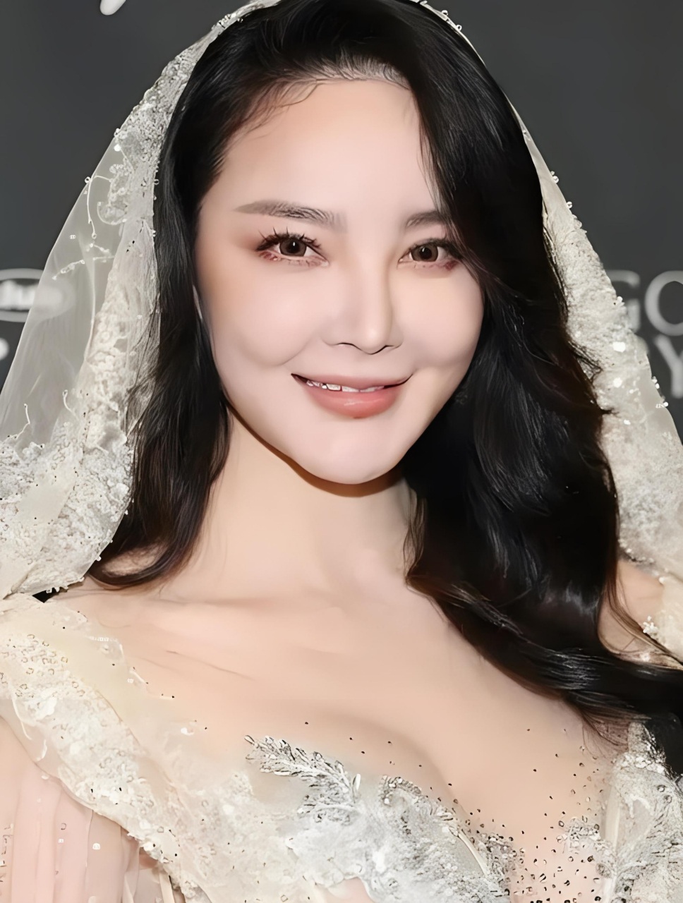 刘雨欣发文称,其在美国洛杉矶的家被盗贼偷光,价值几千万.