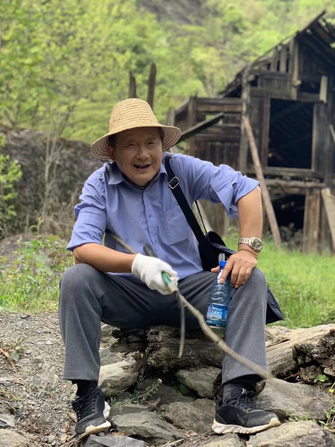 我的父亲是一个性格开朗的人,爱好钓鱼,打牌