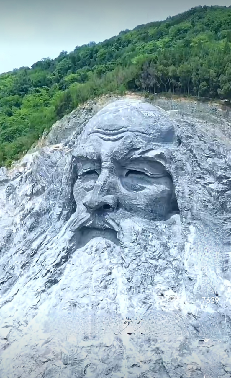 5米,长约230米的中国最大的山体头像雕像——伏羲摩崖石刻雕像,湖北