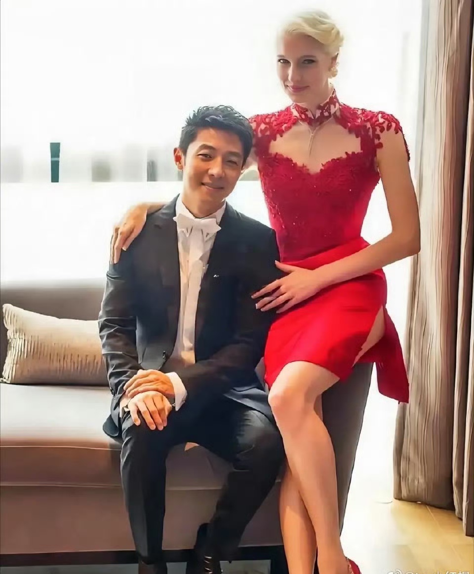 是个文艺兵,国家二级演员 母亲:邓雅娟,是个歌唱演员 妹妹:撒贝娜,比