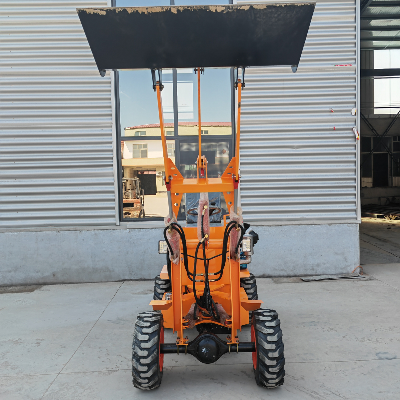 小型柴油小铲车,可搭载18马力,22马力,28马力柴油单缸四驱发动机,车身