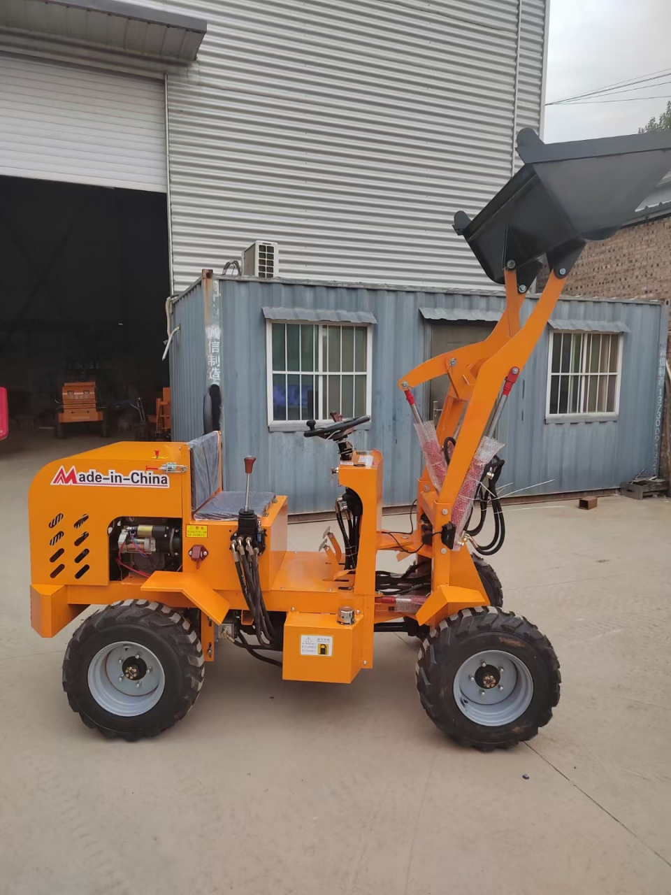 新款25马力柴油四驱小铲车加装建议遮阳棚