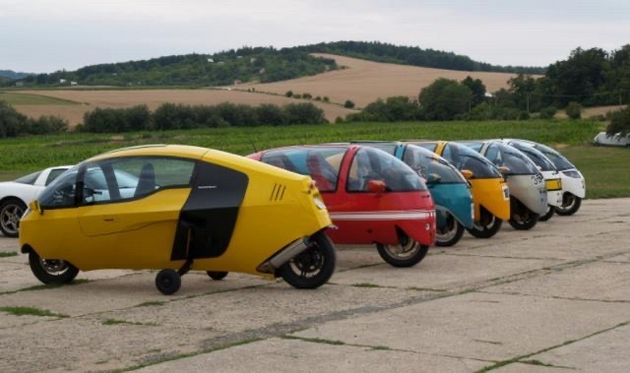 这种全封闭摩托车堪称是汽车的07迷你版!