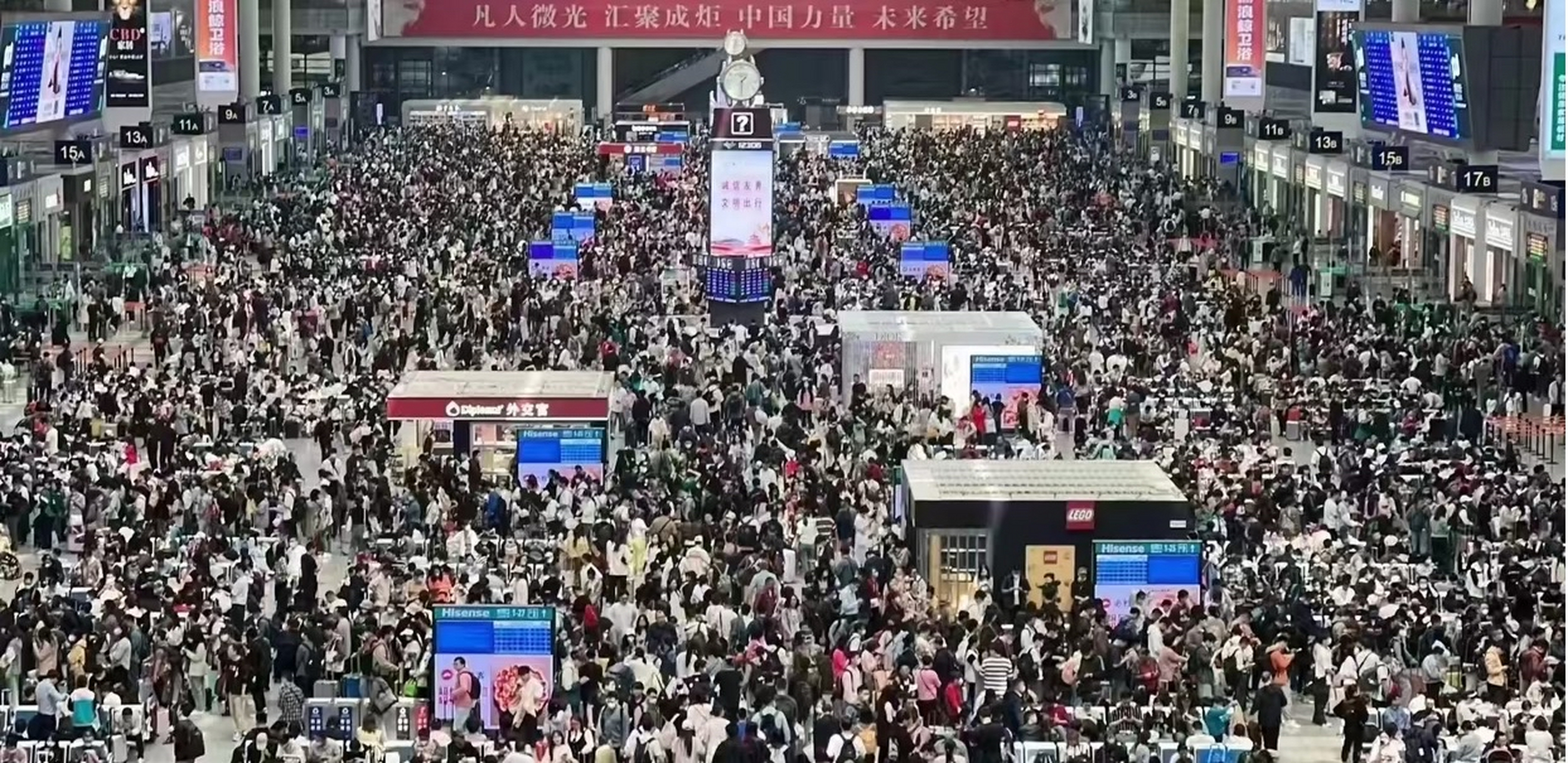 五一假期,候车室人山人海,出去真的哪哪人多,看的是人不是景.