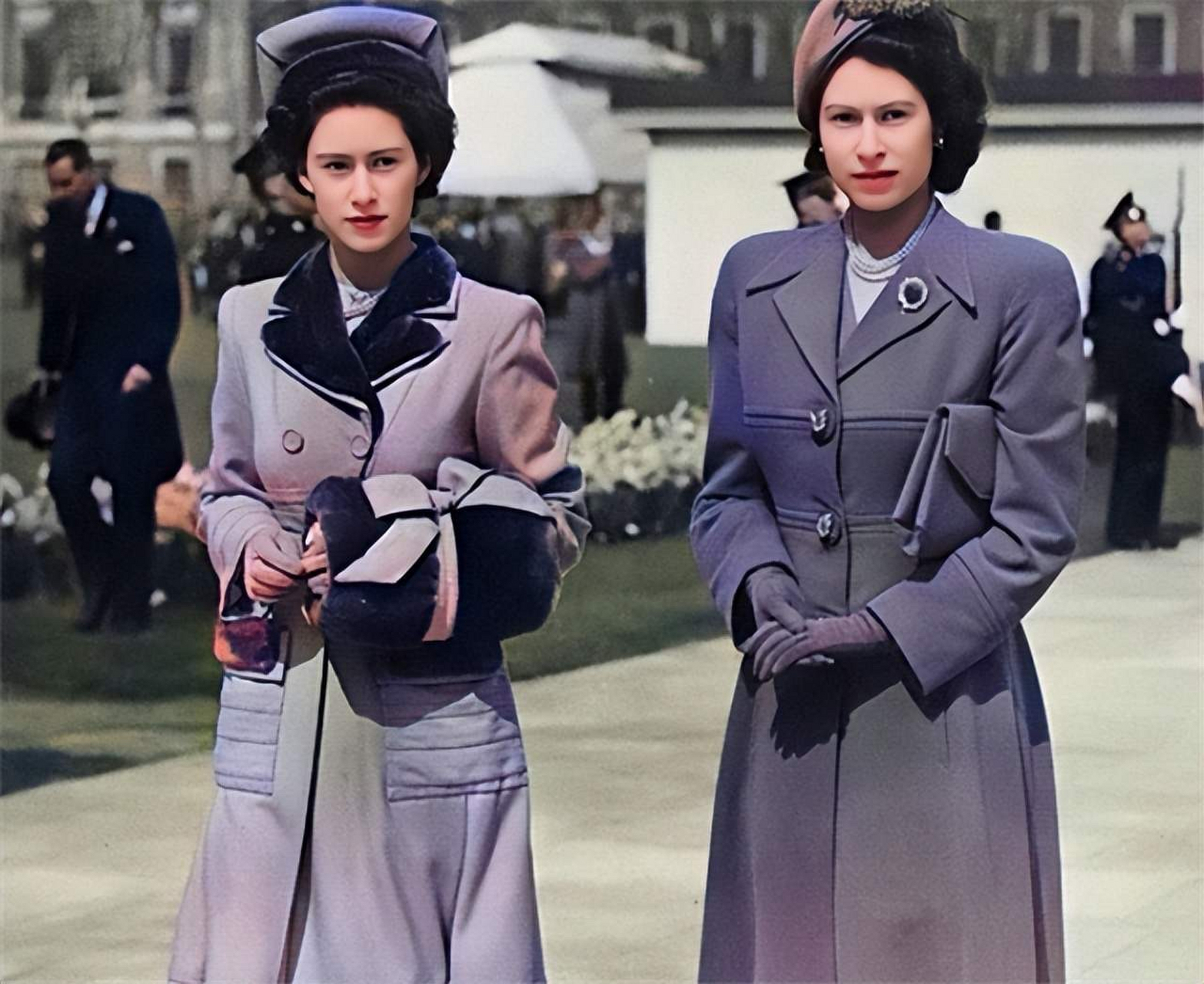 1948年,22岁的伊丽莎白公主与妹妹玛格丽公主合影.