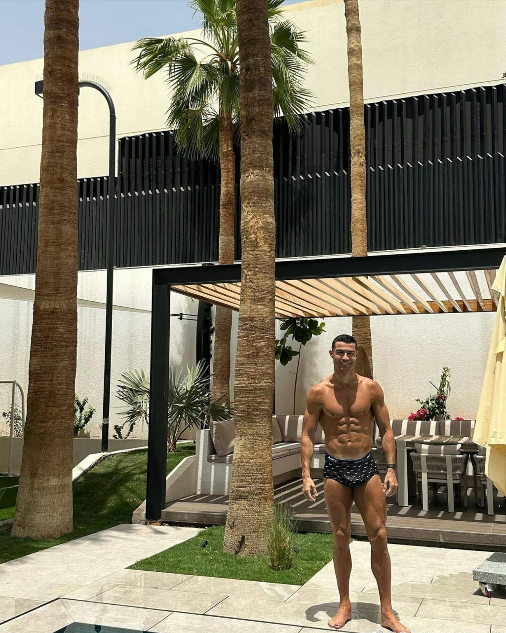 c罗与家人在豪宅游泳池内嬉戏.