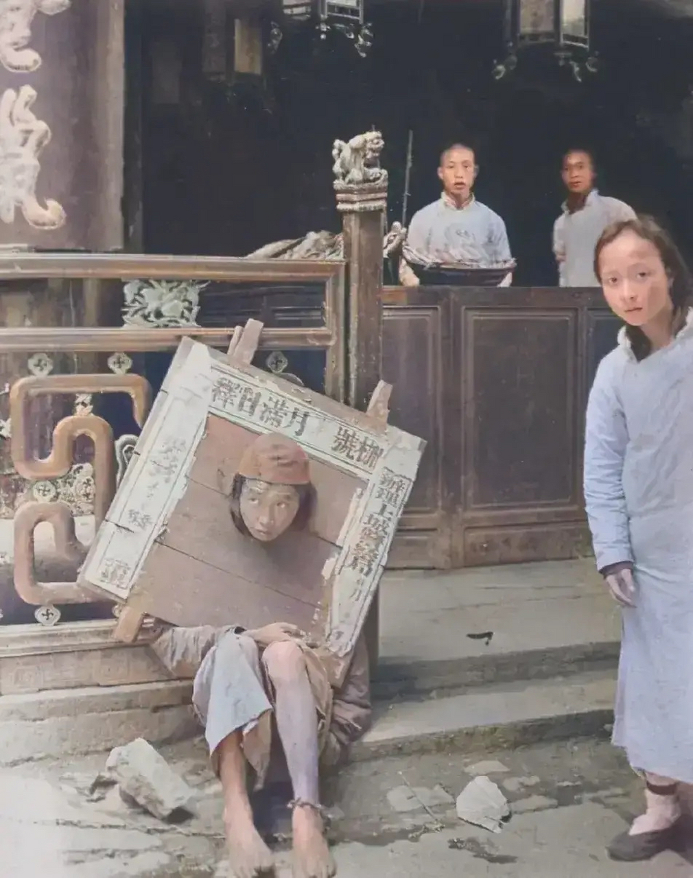 1906年清朝末期,一个女囚犯戴上枷锁被发配.