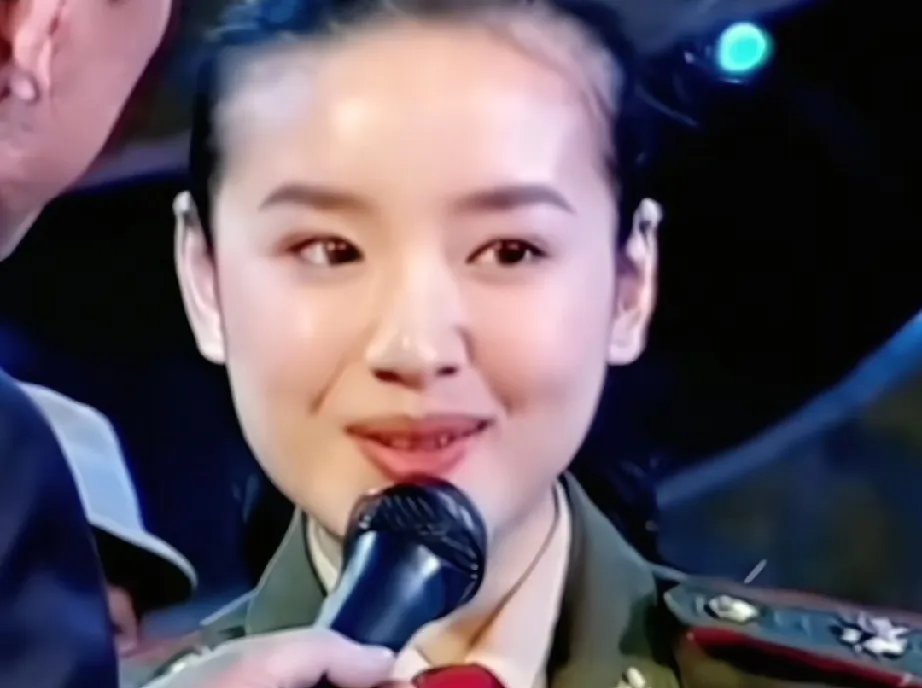 第一次看到穿军装的董洁,十年军龄还是中尉军衔,二十岁的她简直太纯净