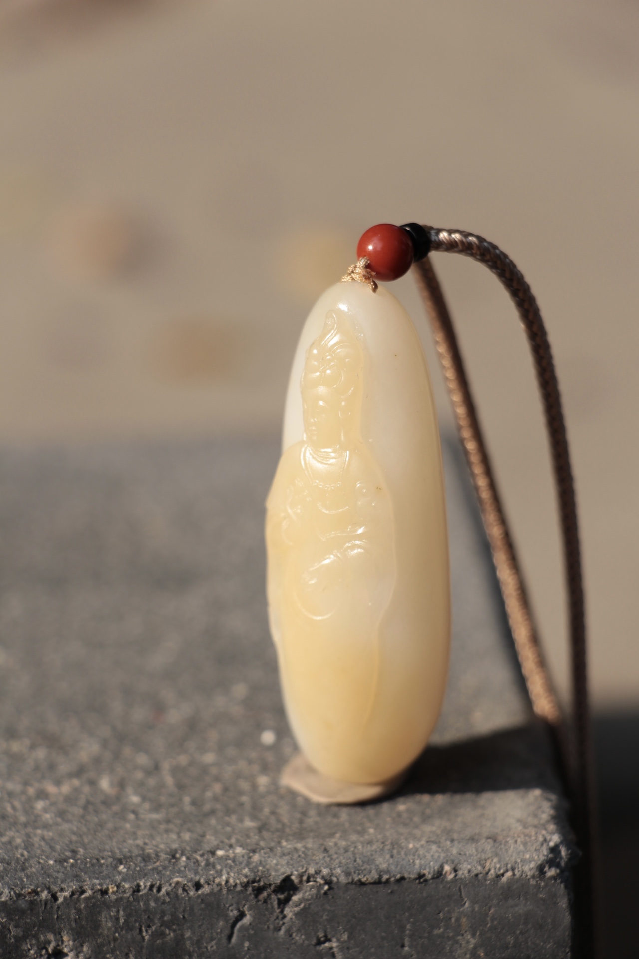 和田玉糖羊脂玉观音,一级羊脂白,干净细腻,糖色俏雕观音 ,双目微阖