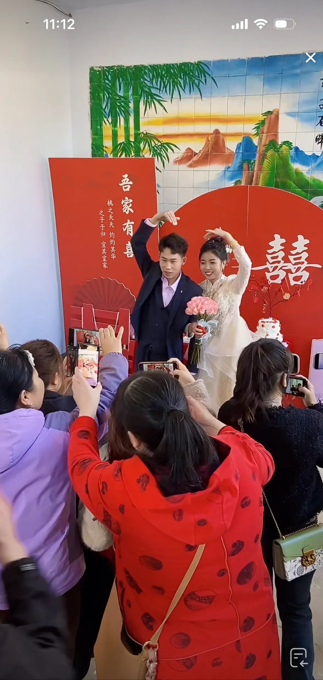 傻大妮家聪聪订婚现场热闹极了,但在接亲的路上遇到了一点小状况