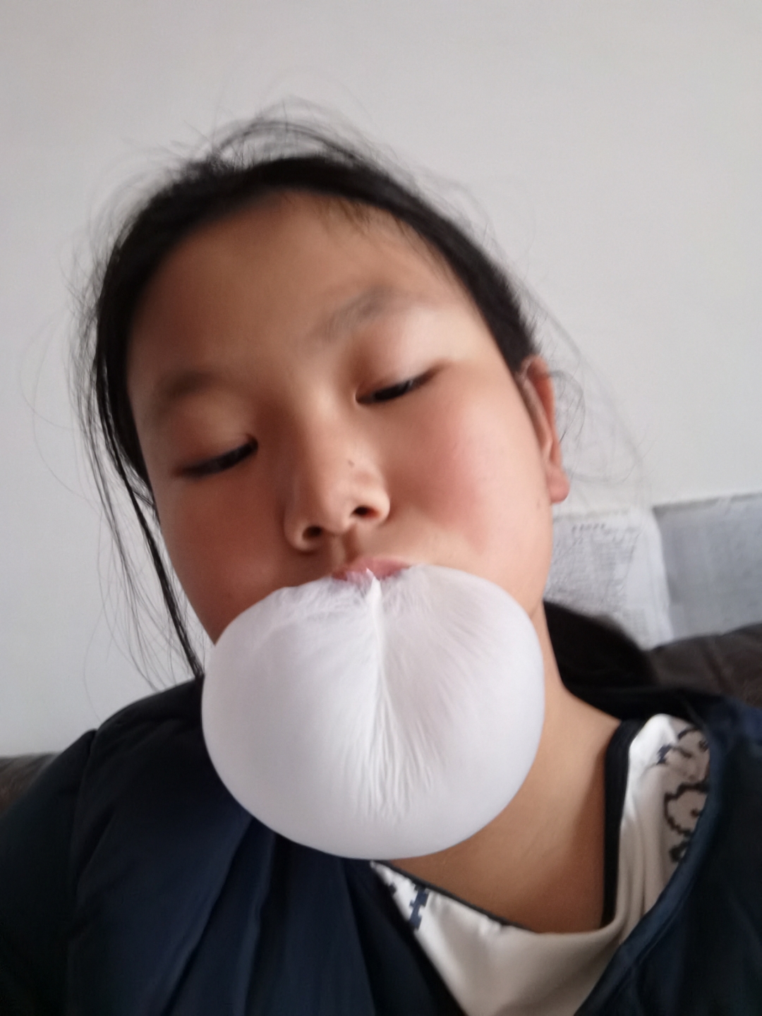 吹泡泡糖吹了这么大.