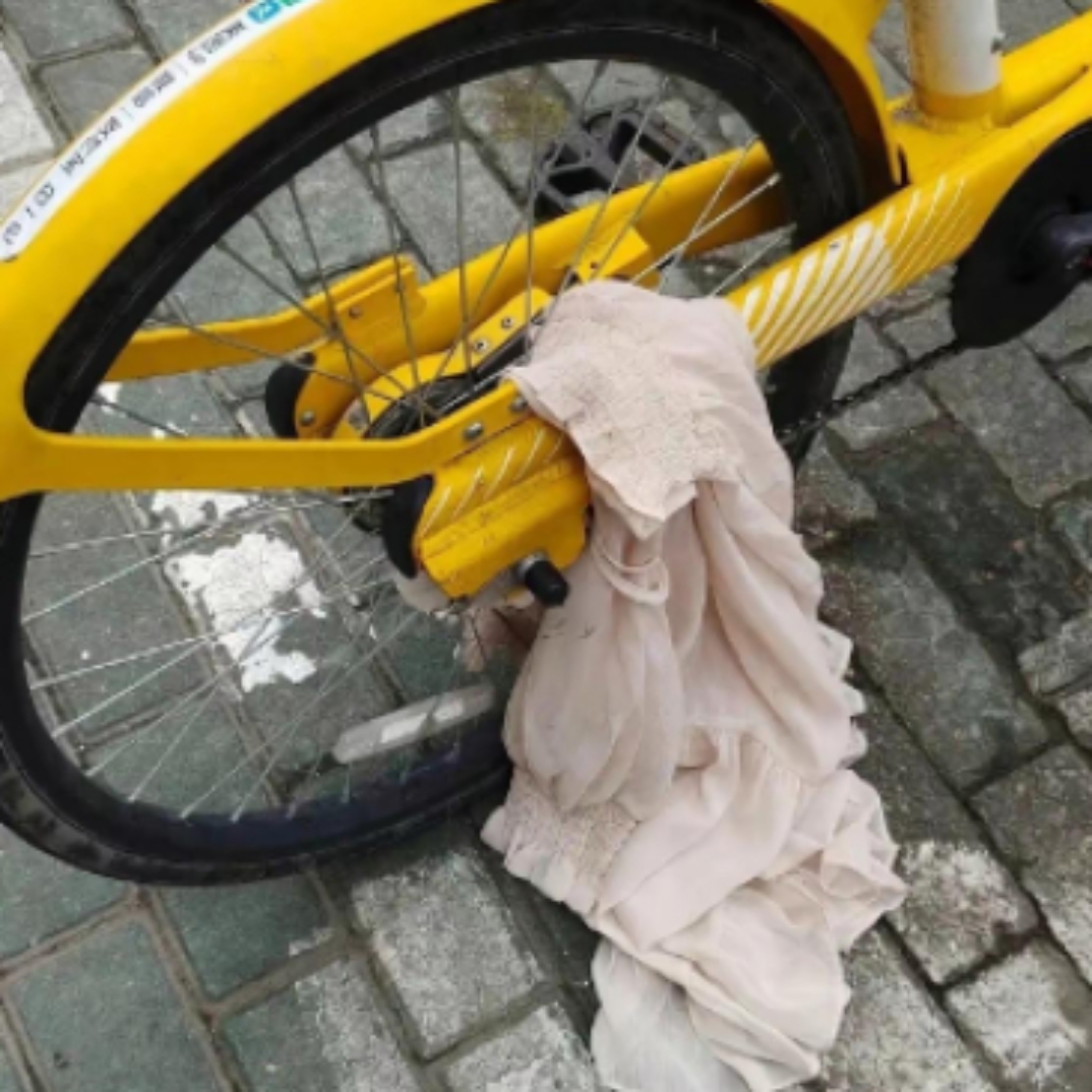 热点裙子被风吹起来了裙子被风吹起来了尴尬裙子被风吹开搞笑裙子被