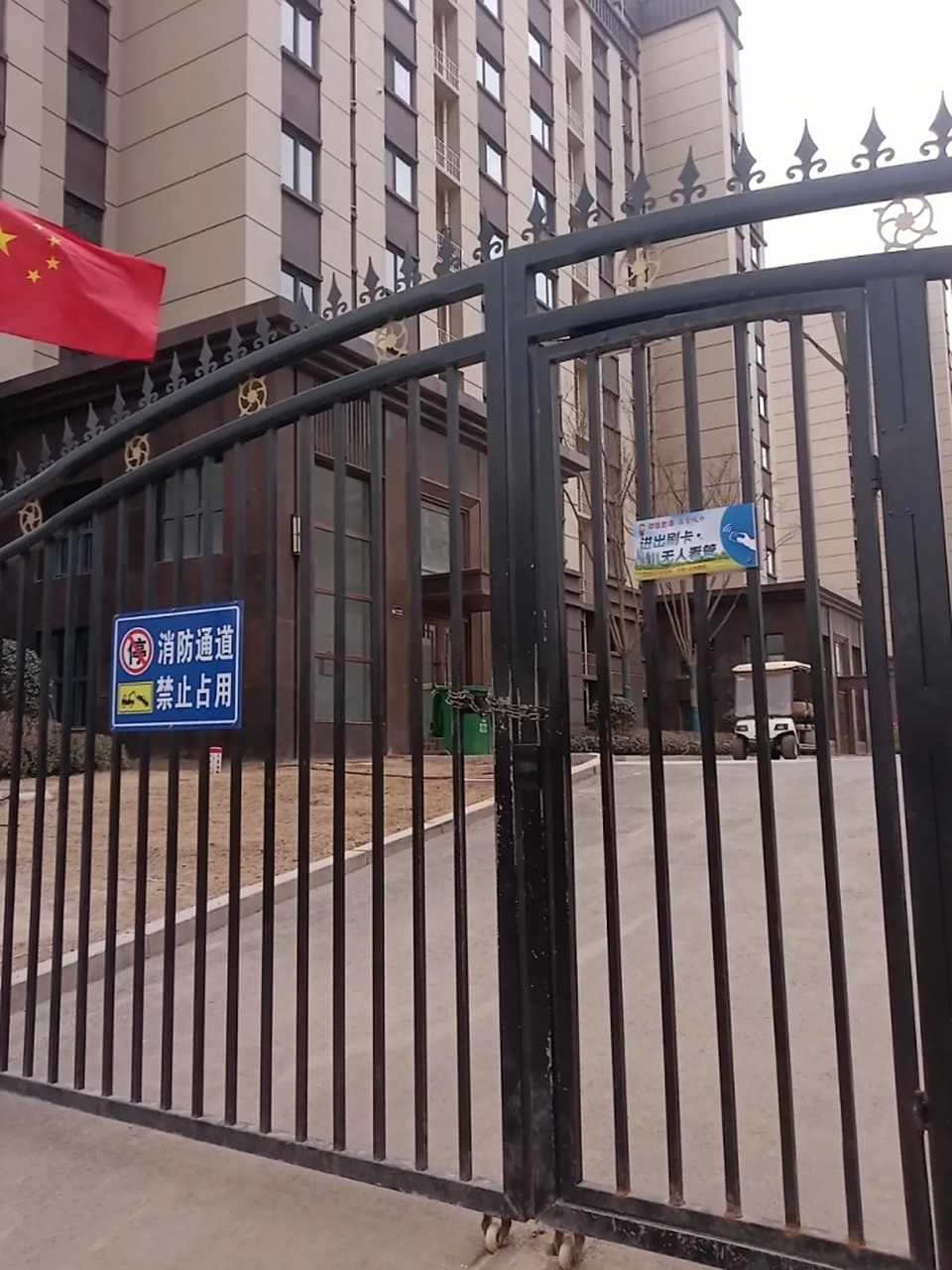 消防通道大门紧闭,时刻准备为业主抵御可能的危险