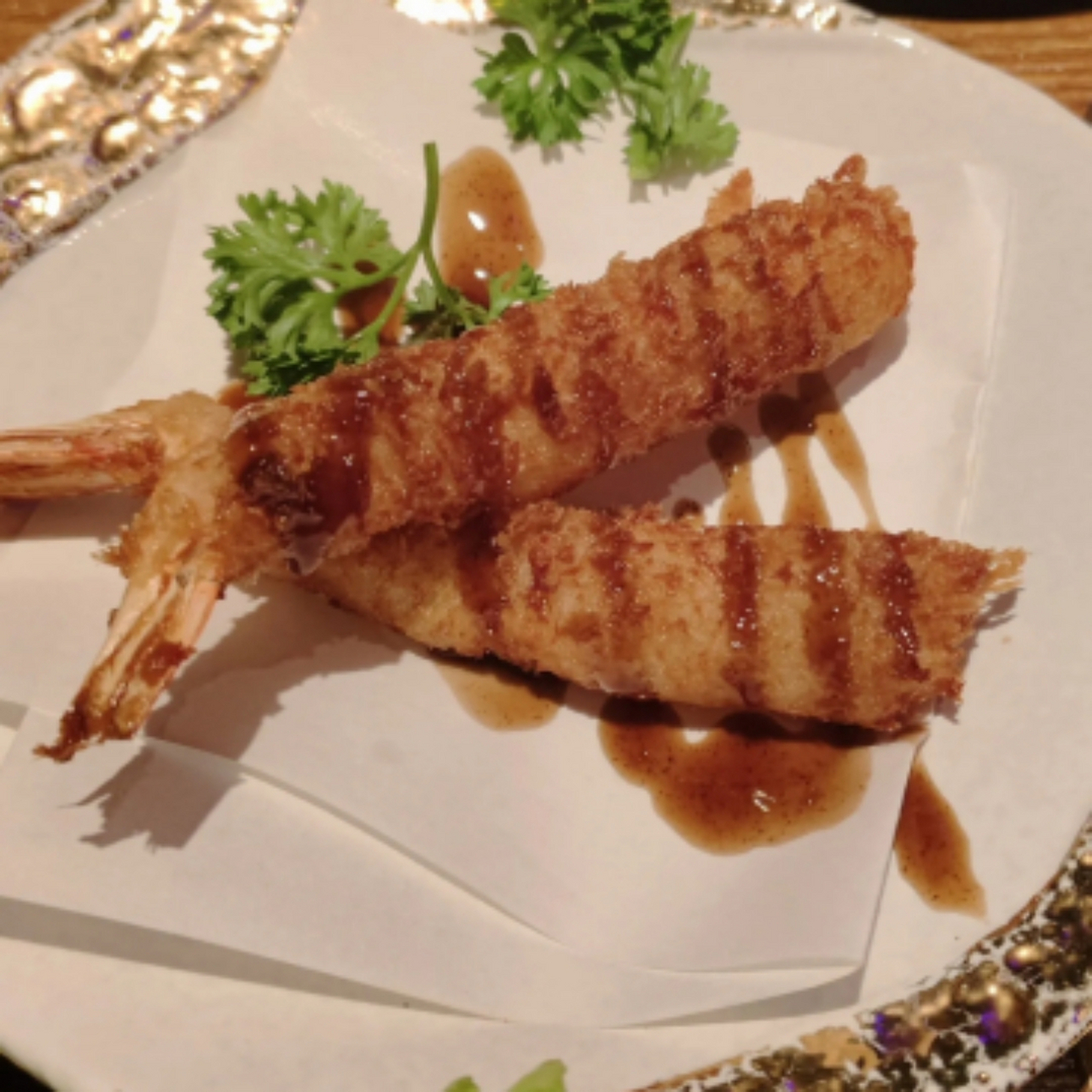 一眼就被这张面包屑炸虾的精致摆盘给吸引住了!