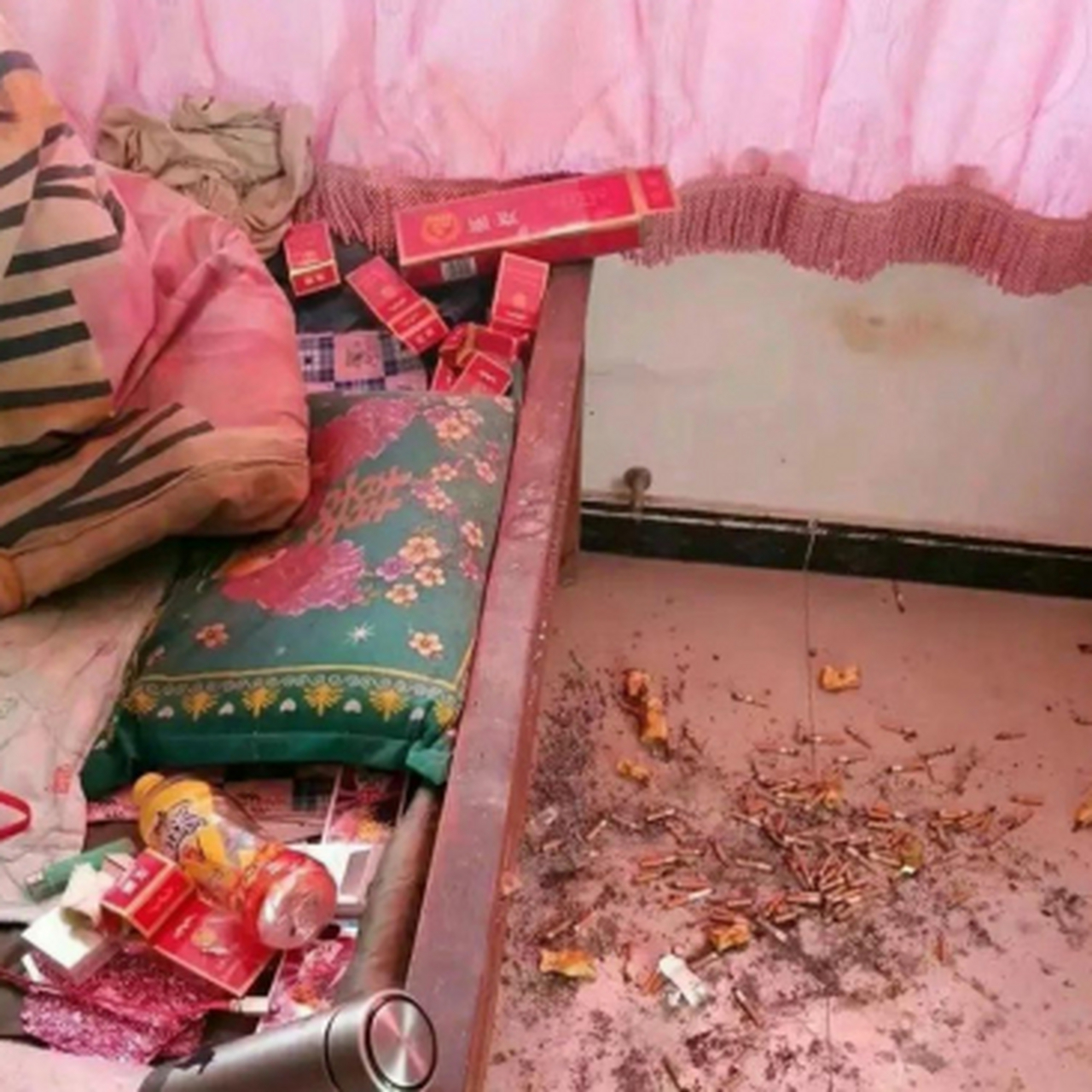 床上用品脏乱差,毫无整洁可言,地上便是一堆烟头,如此糟糕的生活环境