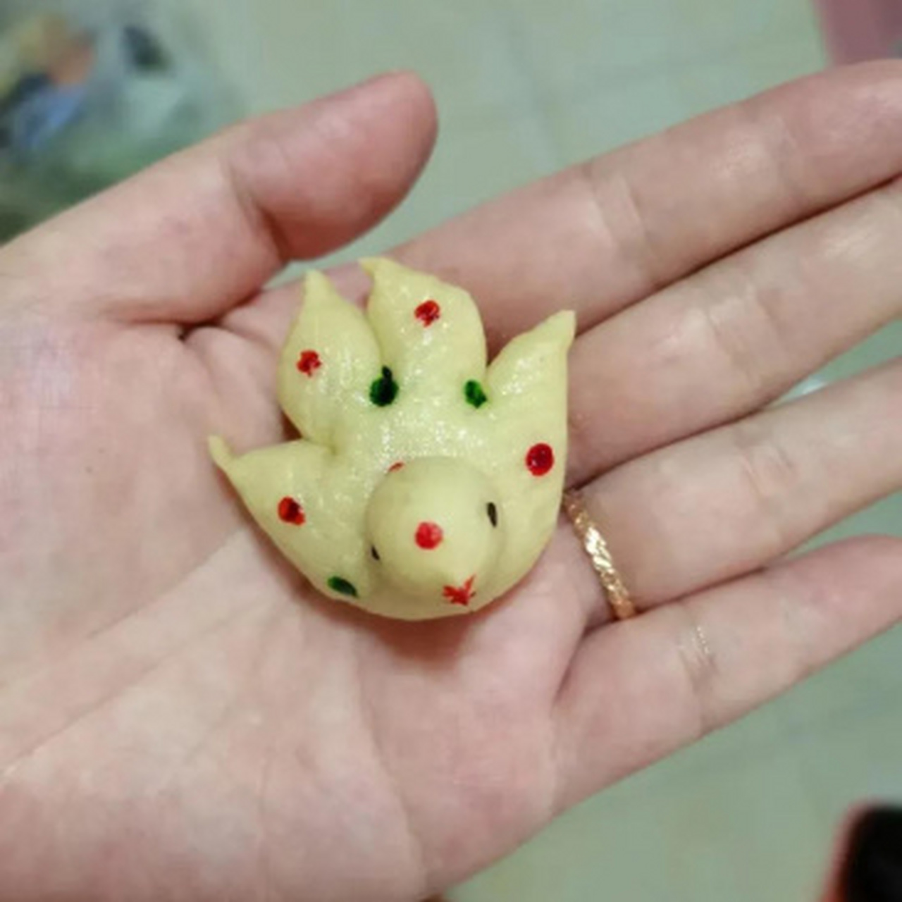 看起来像是一个面团制成的玩具,它的颜色主要是黄色和绿色,上面还散布