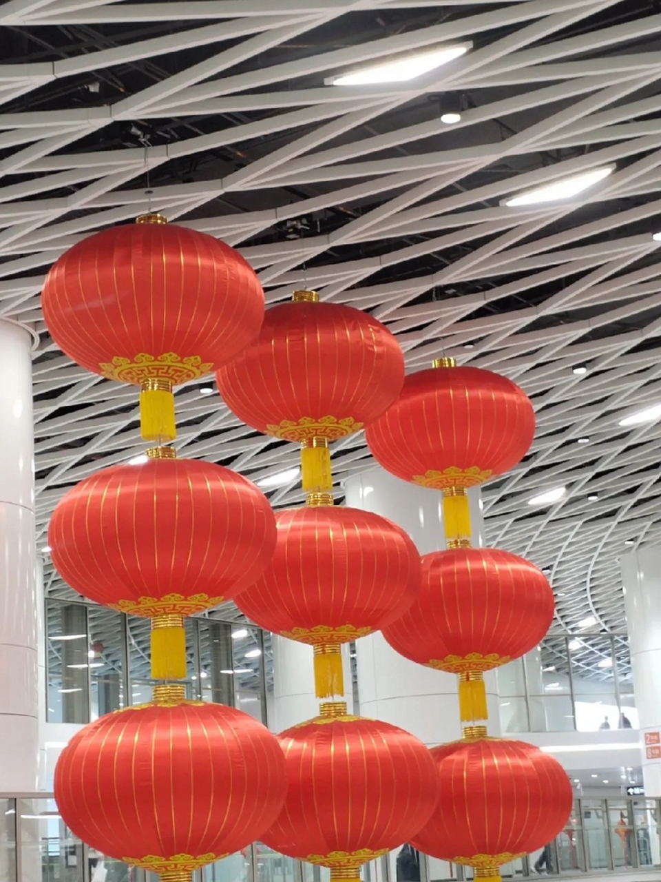 商场里,一串串红灯笼高悬,尤如点点繁星,将节日的喜庆氛围渲染的更为
