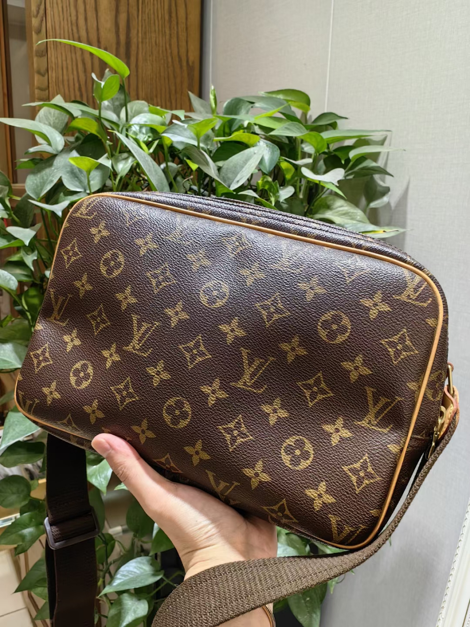 刚到极品中古lv大号相机包 整包99新 客户极少佩戴 通勤首选 男女都