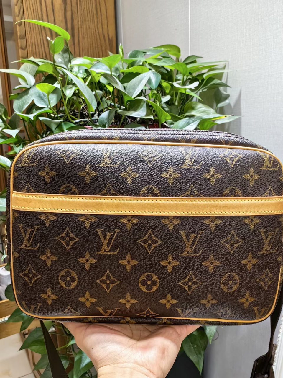 刚到极品中古lv大号相机包 整包99新 客户极少佩戴 通勤首选 男女都