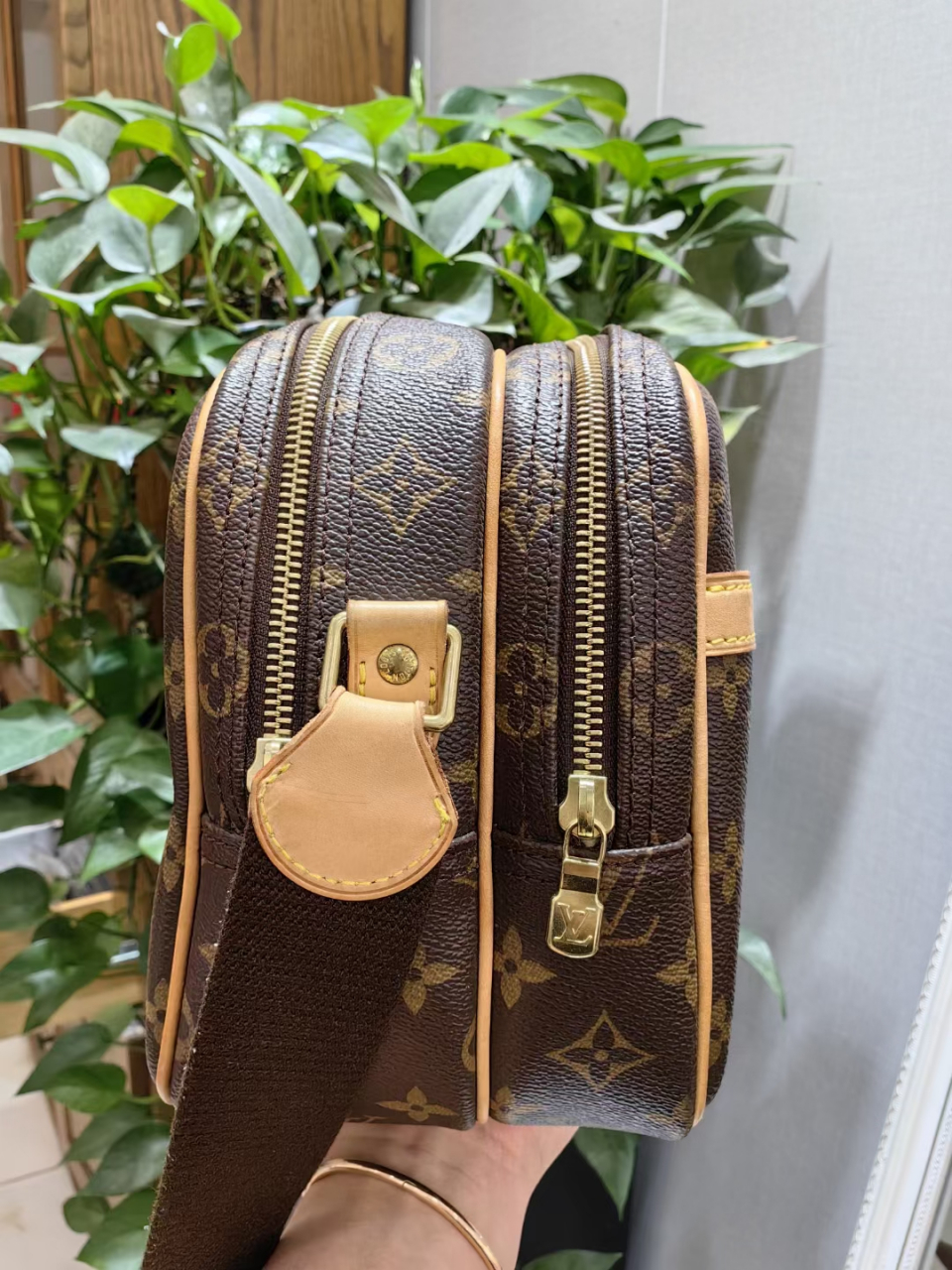 刚到极品中古lv大号相机包 整包99新 客户极少佩戴 通勤首选 男女都