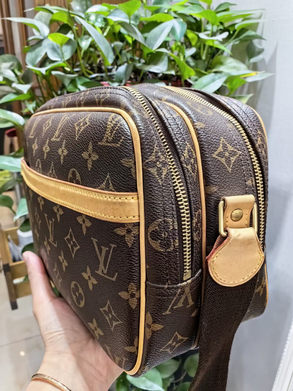 刚到极品中古lv大号相机包 整包99新 客户极少佩戴 通勤首选 男女都