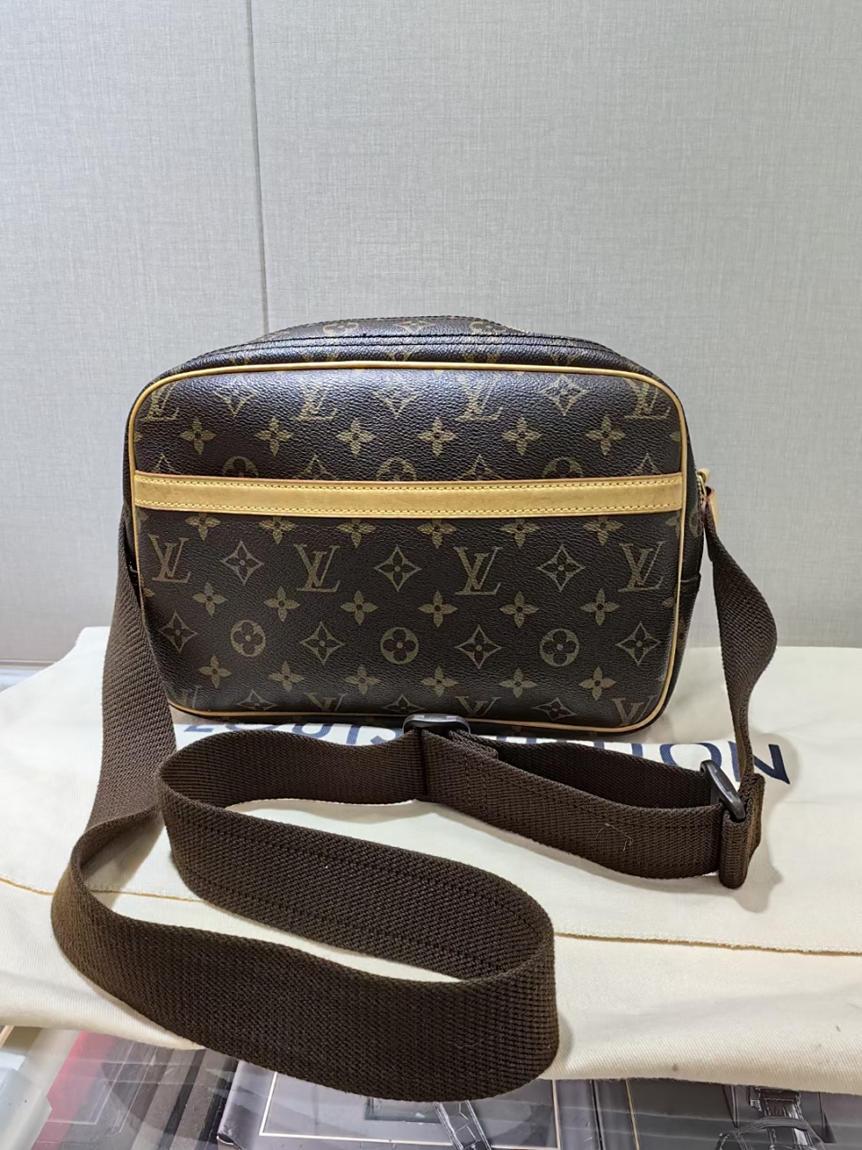 刚到极品中古lv大号相机包 整包99新 客户极少佩戴 通勤首选 男女都