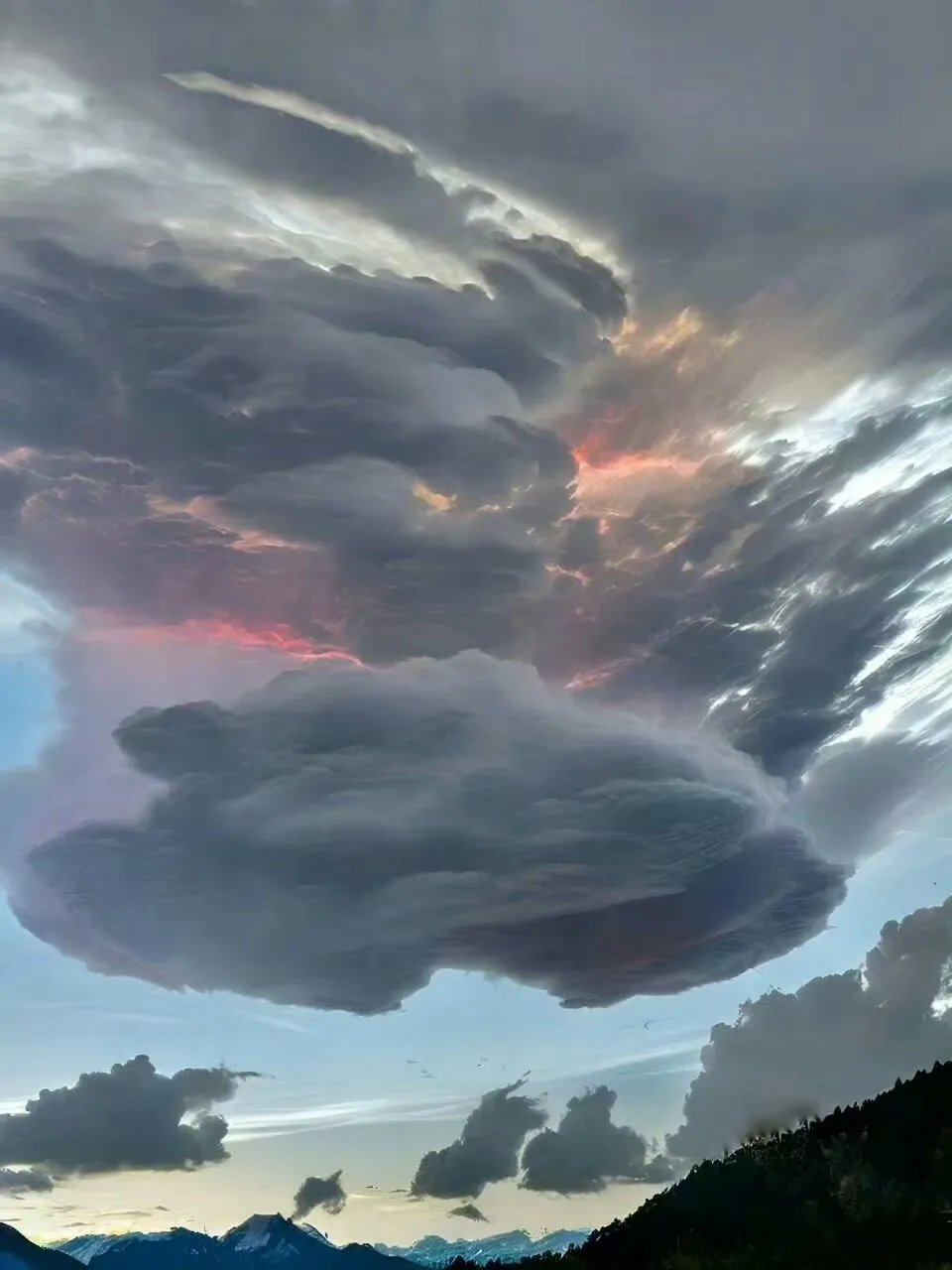 天空之城,云朵之帽   中央的云朵犹如一顶巨大的帽子,倒置在天空之中