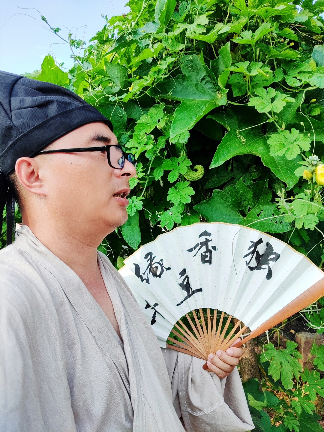 小立中庭收暮色, 一溪云影一溪烟