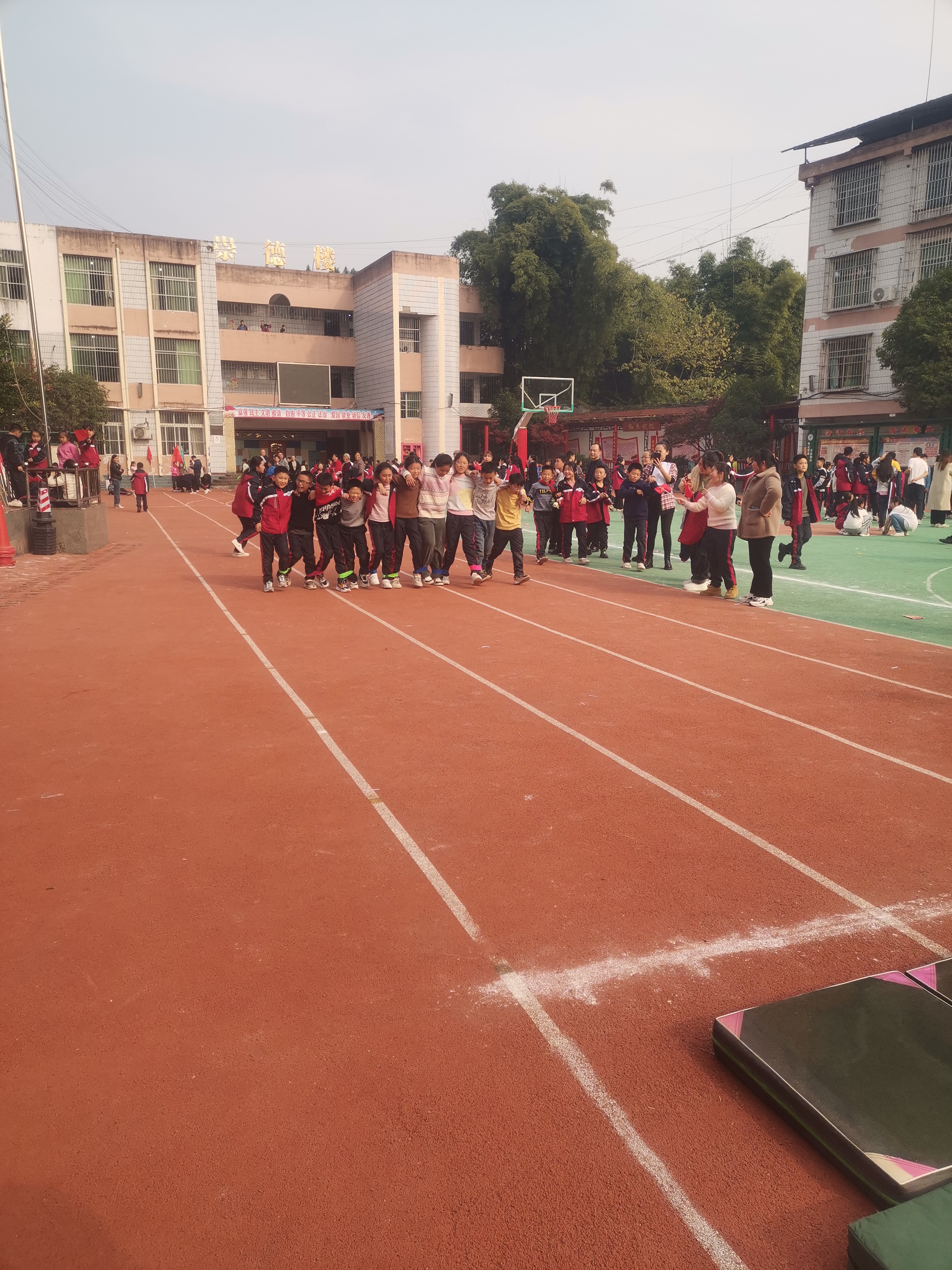 "阳光下,一群穿着红色衣裳的小精灵们,像一团团