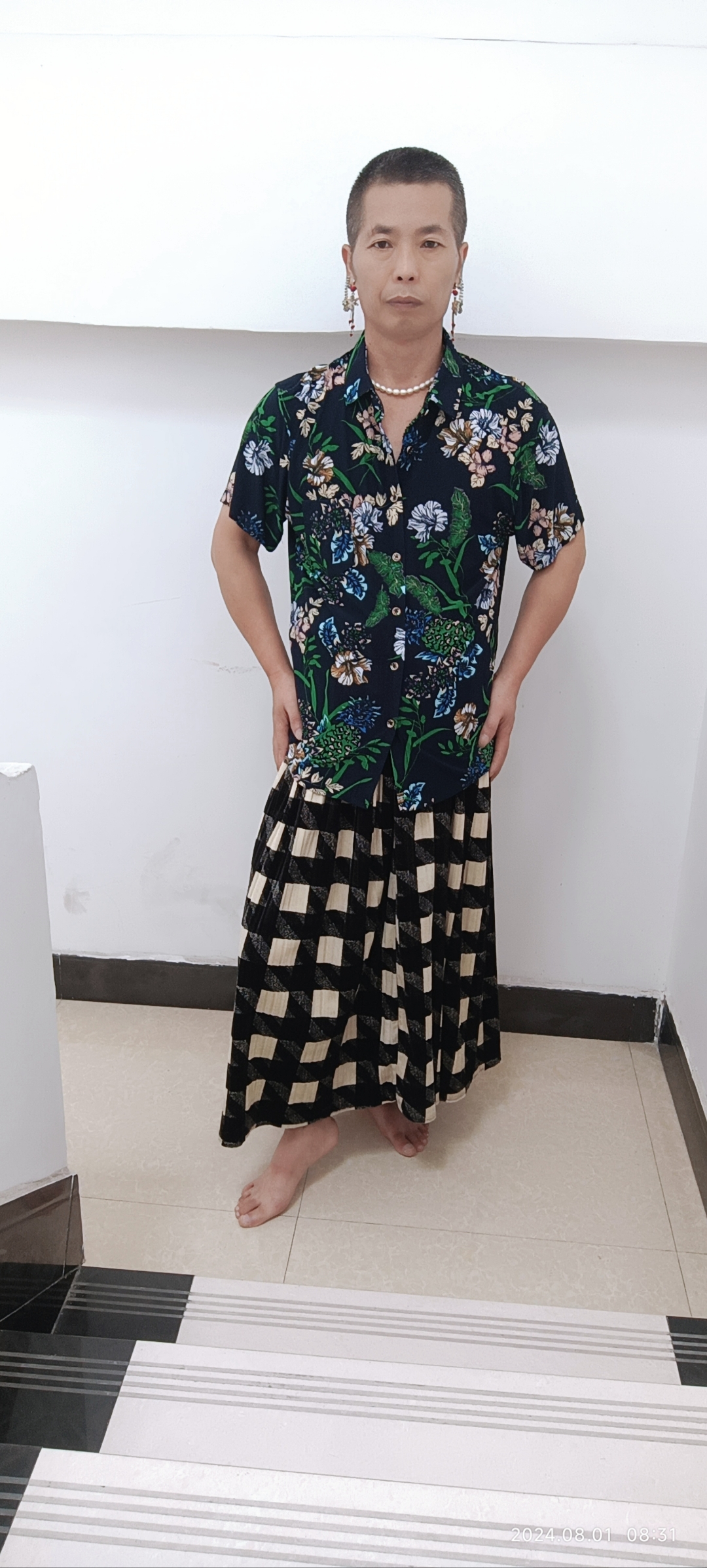 花裙男#  今日穿搭,格子裙下的夏日风情.