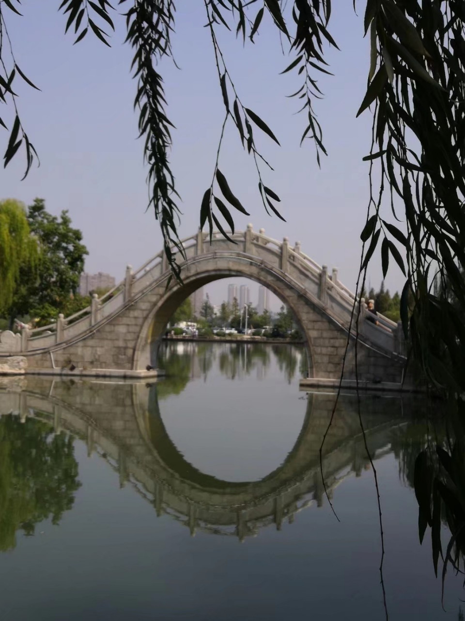 解忧桥的由来 位于徐州市云龙湖小南湖东部鹤鸣洲东面,为单孔拱桥.